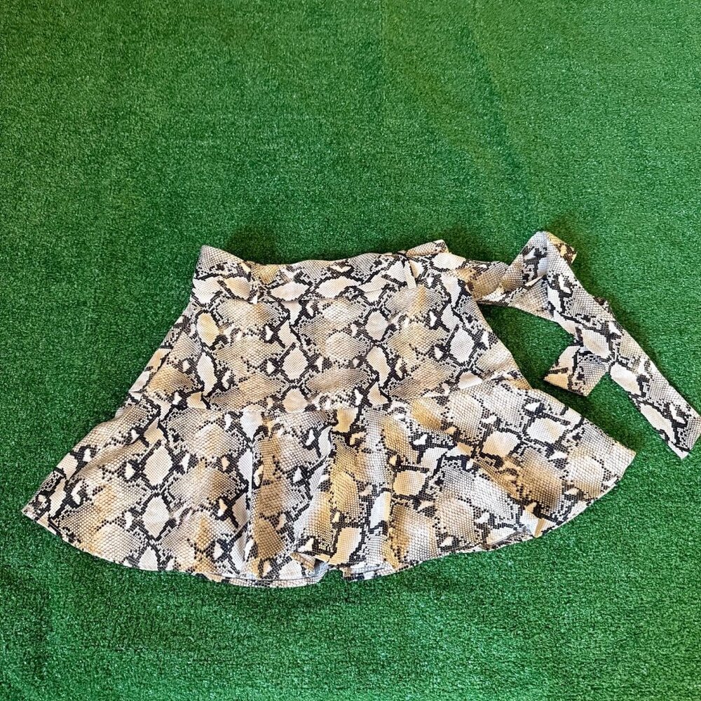 Zara basics women's Snakeskin Skort with Belt Tie Frilly skirt/shorts Size XS